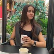 Profesora de física y química imparte clases para estudiantes de hasta segundo de bachillerato